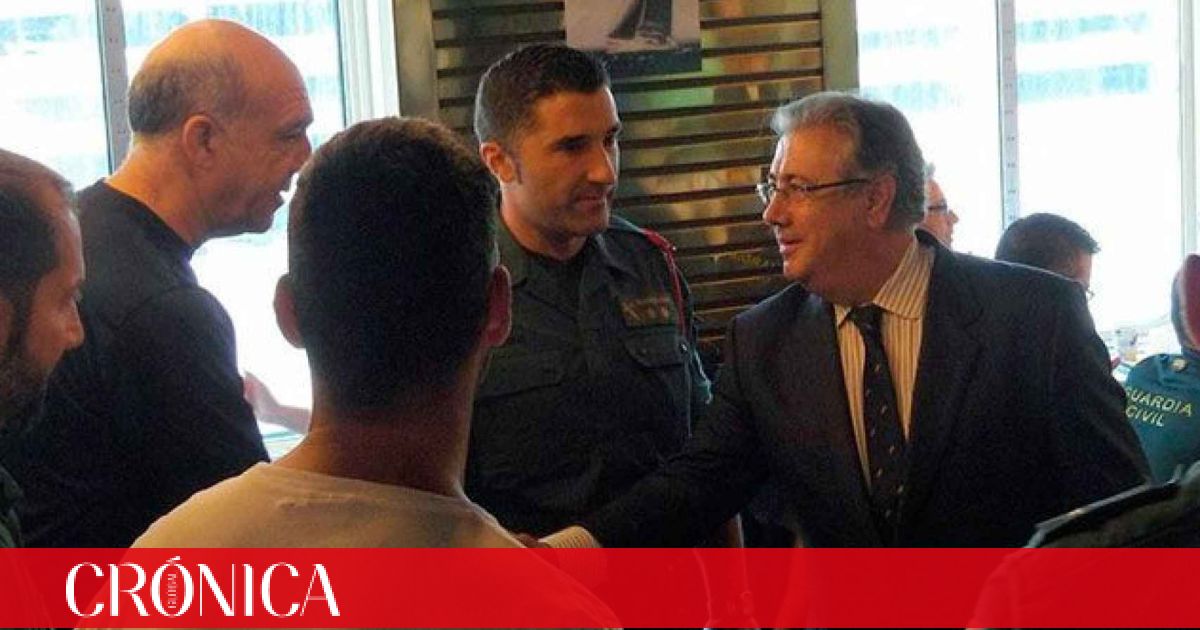 Zoido Visita A Los Polic As Desplazados A Barcelona Para Mostrarles Su