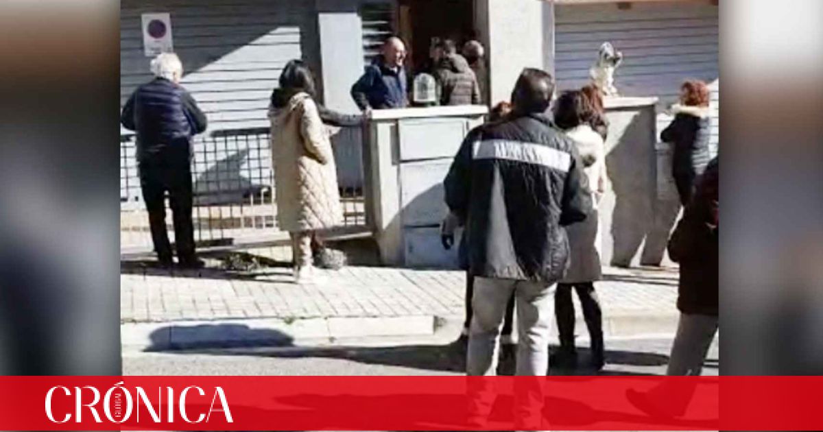 V Deo Aporrean La Puerta De Un Piso Okupado En Matar