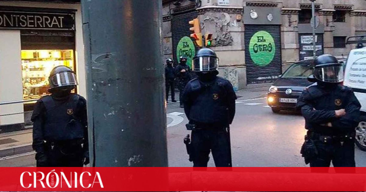 Los Mossos Desalojan La Casa Okupa Ca La Trava En Barcelona