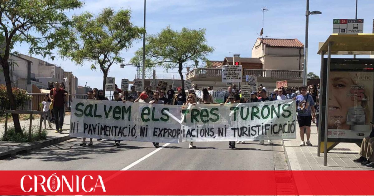 Vecinos de los Tres Turons bloquean los accesos del Park Güell para