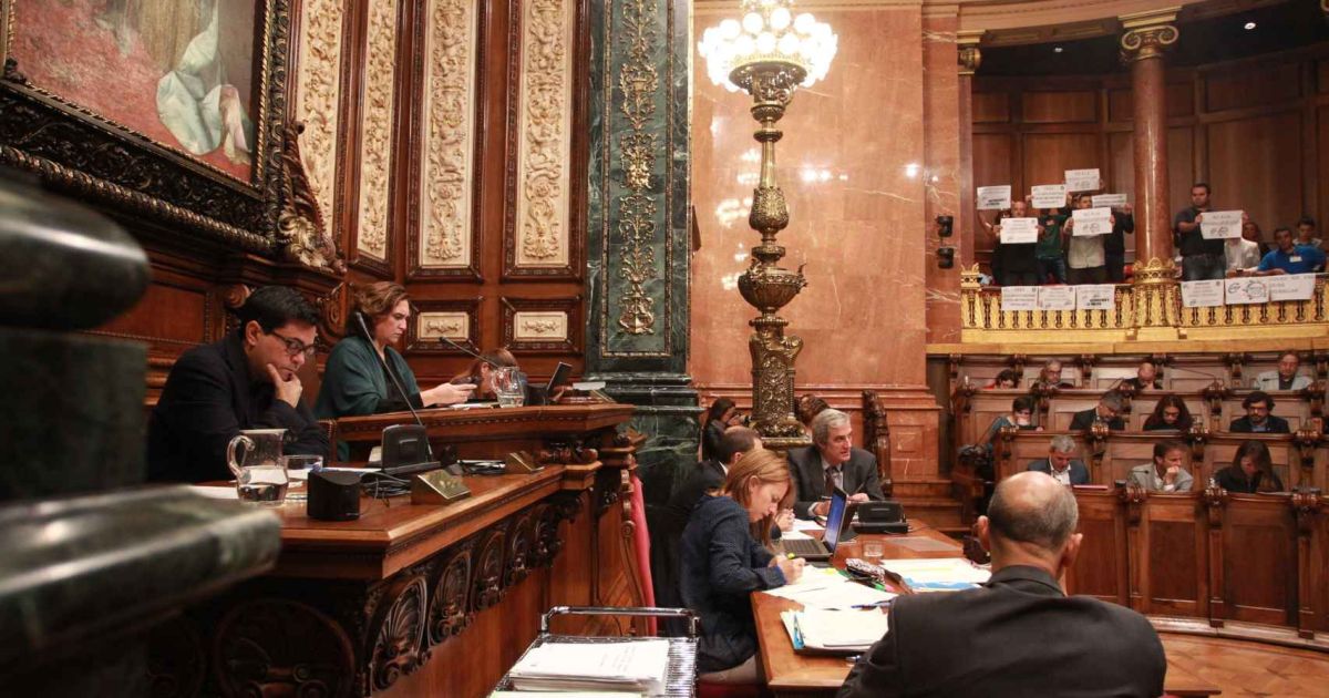 Protesta en el pleno por la disolución de los antidisturbios de la