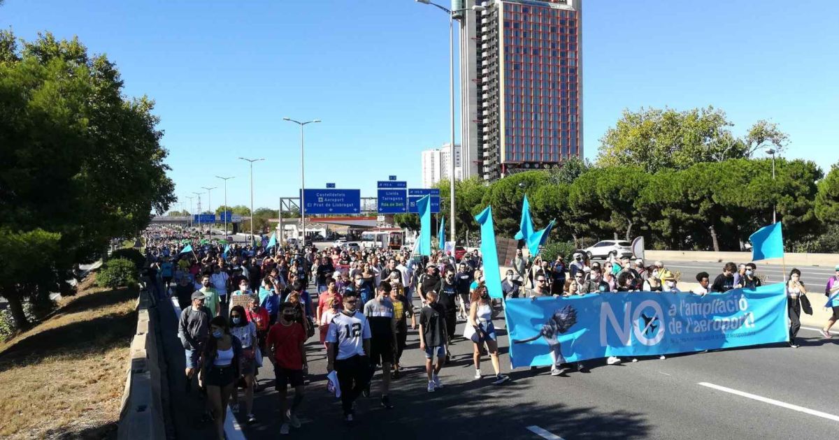 Miles de personas marchan en Barcelona contra la ampliación del Prat