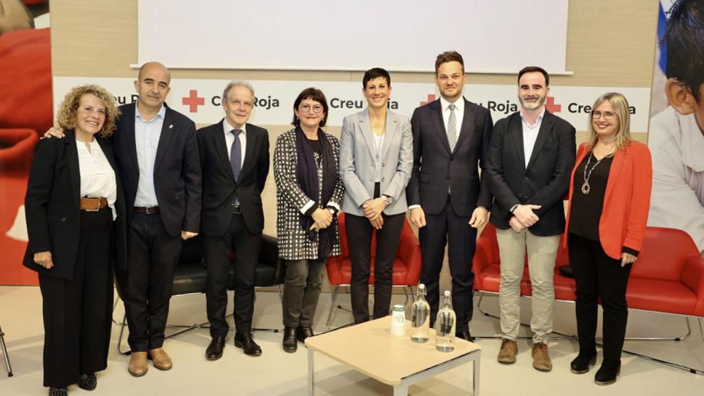 De izquierda a derecha, Lídia Lauza, presidenta provincial de Cruz Roja a Barcelona; Jesús Husillos, teniente alcalde de equidad, derechos sociales y recursos humanos de L'Hospitalet del Llobregat; Josep Quitet, presidente de Cruz Roja en Cataluña; Petra Jiménez, teniente de alcalde de participación ciudadana, cultura, solidaridad y cooperación de Santa Coloma de Gramenet; Filo Cañete, alcaldesa de Sant Adrià del Besós; Felipe Campos, consejero delegado de Aigües de Barcelona; Cristian Rastrojo, primer teniente de alcalde Sant Joan Despí, y Joana Piñero, teniente de alcalde de políticas sociales, igualdad y salud de Cornellà de Llobregat / CEDIDA