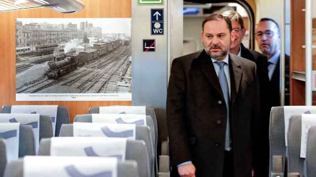 El nuevo ministro de Transporte, Movilidad y Agenda Urbana, José Luis Ábalos, inaugurando una exposición fotográfica sobre el 160 aniversario de la línea férrea Valencia-Madrid / EFE
