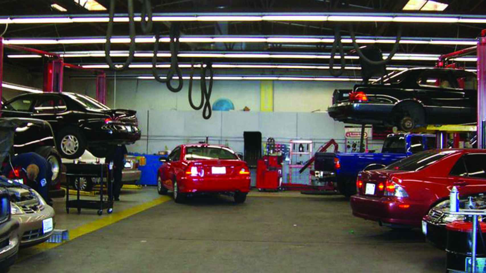Una foto de archivo de un taller de coches