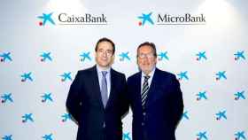 Gonzalo Gortázar (i), consejero delegado de CaixaBank, y Antoni Vila (d), presidente de MicroBank, en el acto en Madrid / CAIXABANK