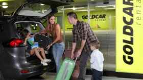 Una familia alquila un coche en Goldcar, empresa que ha cambiado su sede social fuera de Cataluña / EFE