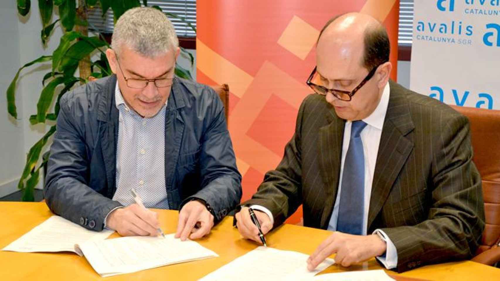 El gerente de Incasòl, Albert Civit (i), firma el contrato con el consejero delegado de Avalis Cataluña, Josep Lores (d) / AVALIS
