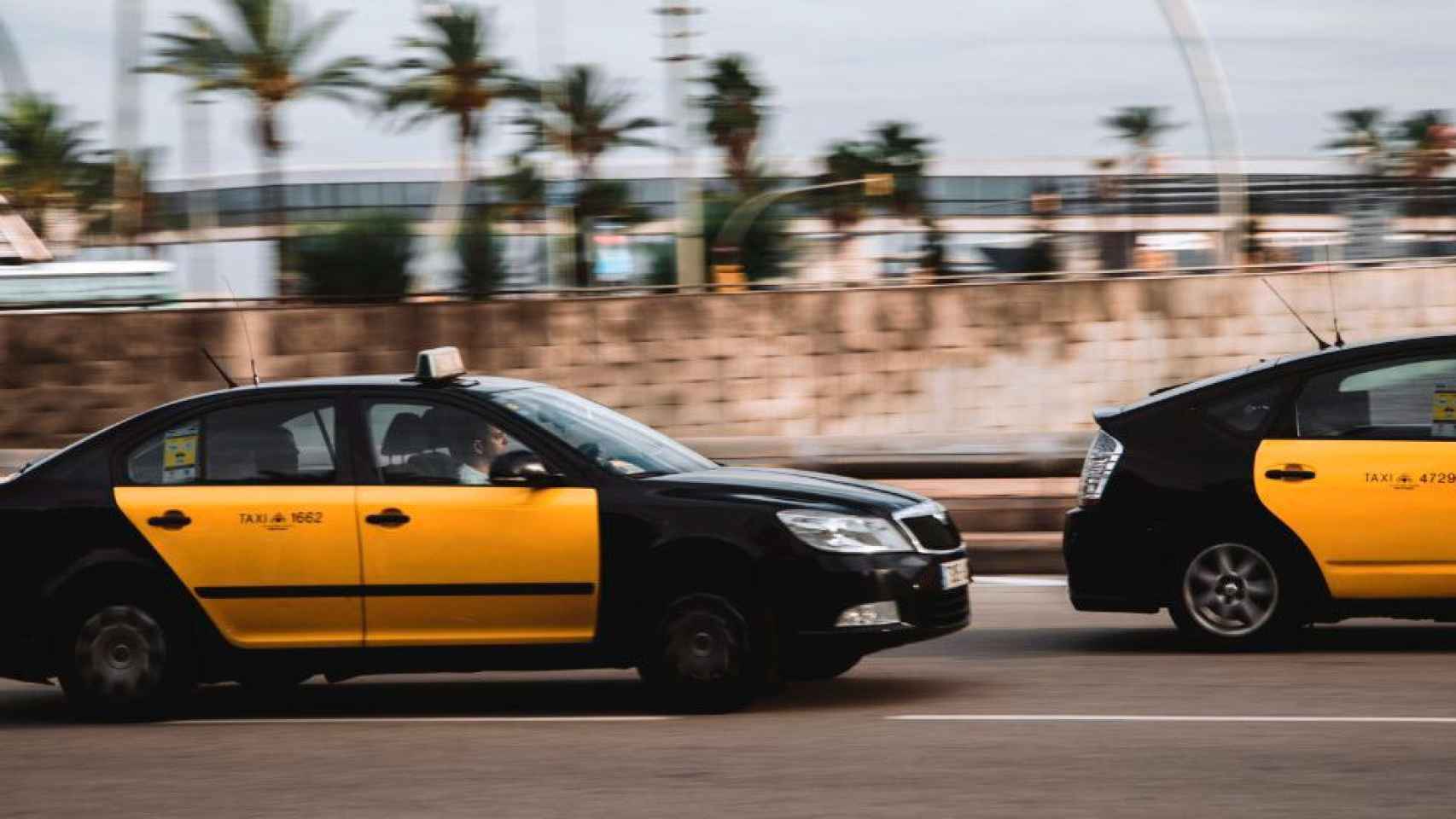 Dos taxis circulan por la zona del Puerto Olímpico de Barcelona / CG