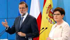 El presidente del Gobierno, Mariano Rajoy, junto a la primera ministra de la República de Polonia, Beata Szydlo, tras la celebración de la XII Cumbre polaco-española en Varsovia / EFE