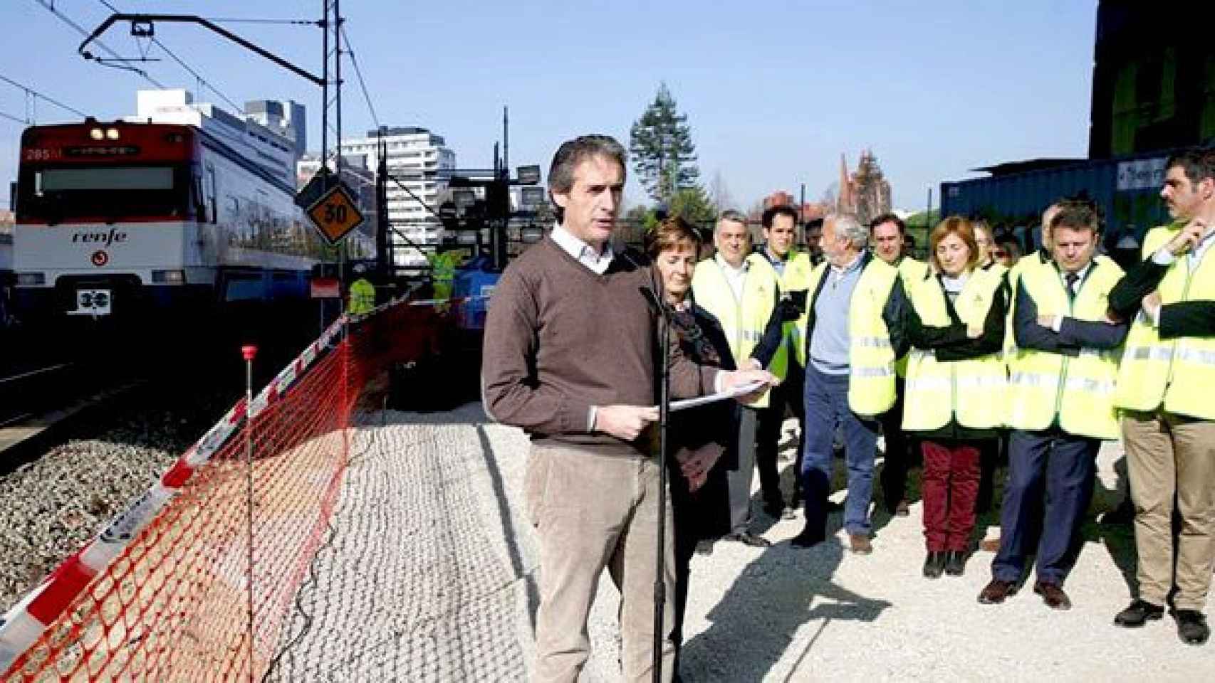 El ministro de Fomento, Iñigo de la Serna (centro), inaugura las obras de la alta velocidad vasca en San Sebastián / EFE