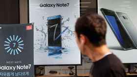 Un joven observa un escaparate con el Samsung Galaxy Note 7 en Corea del Sur / EFE