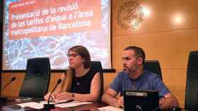 Janet Sanz (i) y Eloi Badia (d), vicepresidentes del Área Metropolitana de Barcelona y concejales de BComú, en la presentación de la propuesta de tarifas.