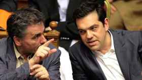El ministro de Finanzas de Grecia, Euclid Tsakalotos, y Alexis Tsipras el miércoles en el Parlamento.