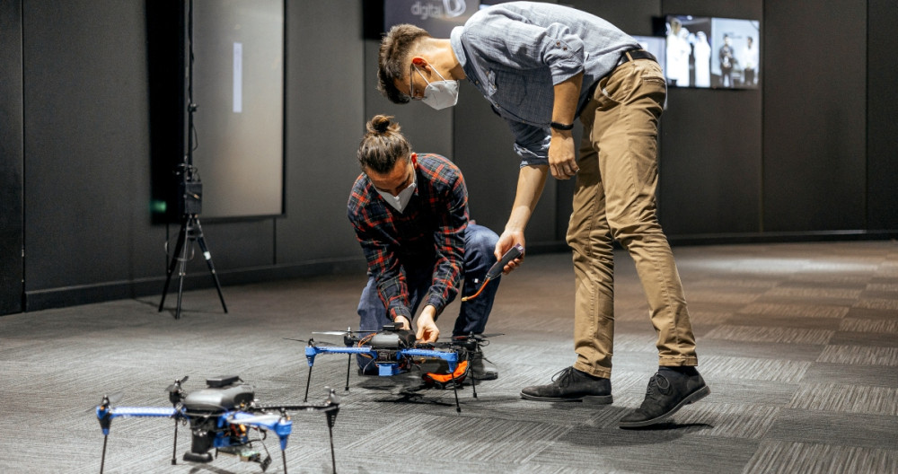 Dos drones manipulados con la tecnología de Unmanned Life / CEDIDA