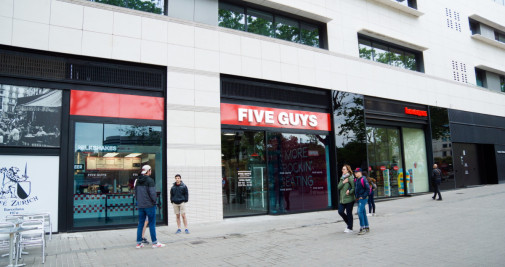 Local de Five Guys en plaza de Catalunya / CEDIDA