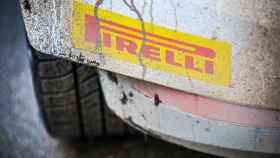 Logotipo de la marca de neumáticos Pirelli en un coche de rally / EP