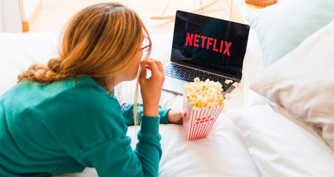 Una chica mira Netflix en su ordenador / FREEPIK