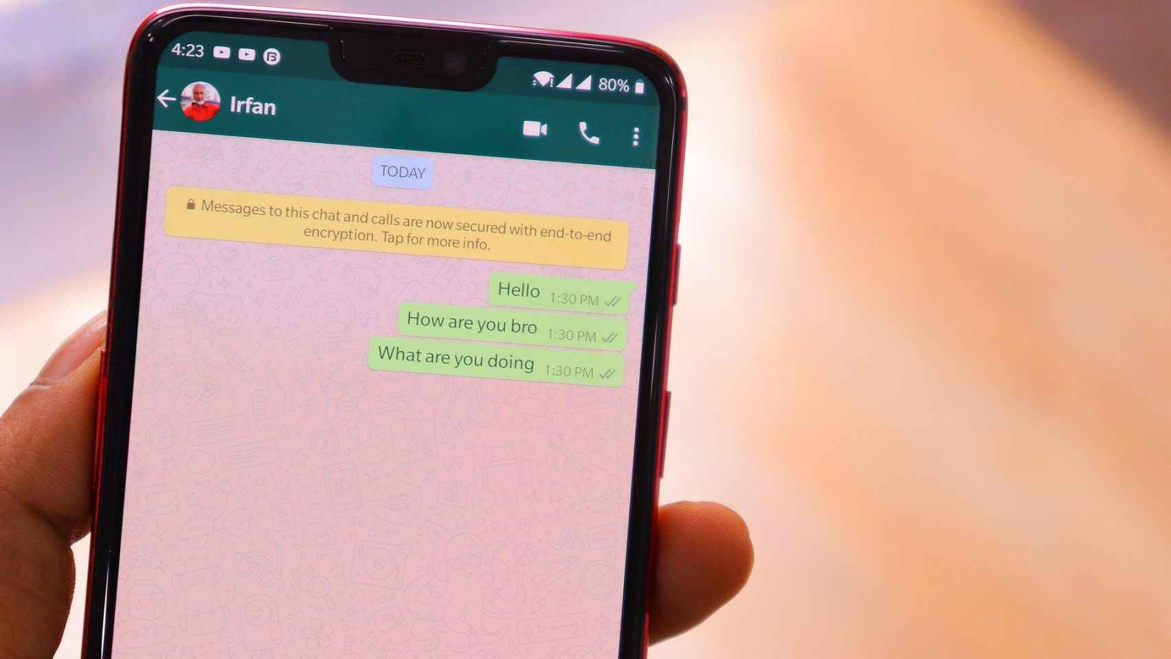 Una persona lee sus mensajes en WhatsApp / CG