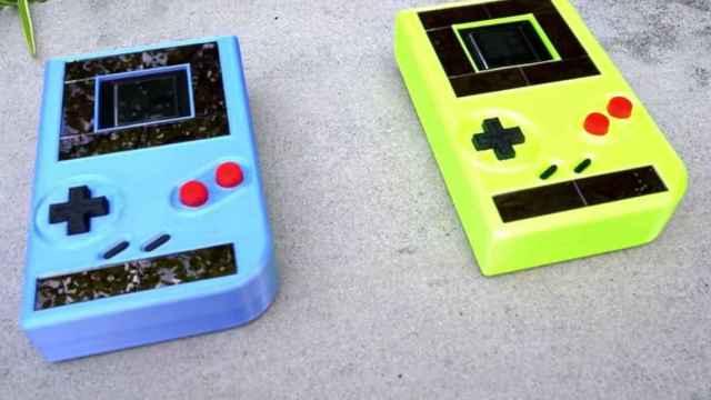 Dos modelos de una Game Boy que funciona a energía solar / YOUTUBE