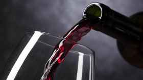 Servir un vino en una copa / Vinotecarium EN PIXABAY