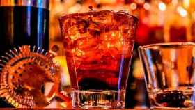 Whisky con hielo en un vaso de cristal / PIXABAY