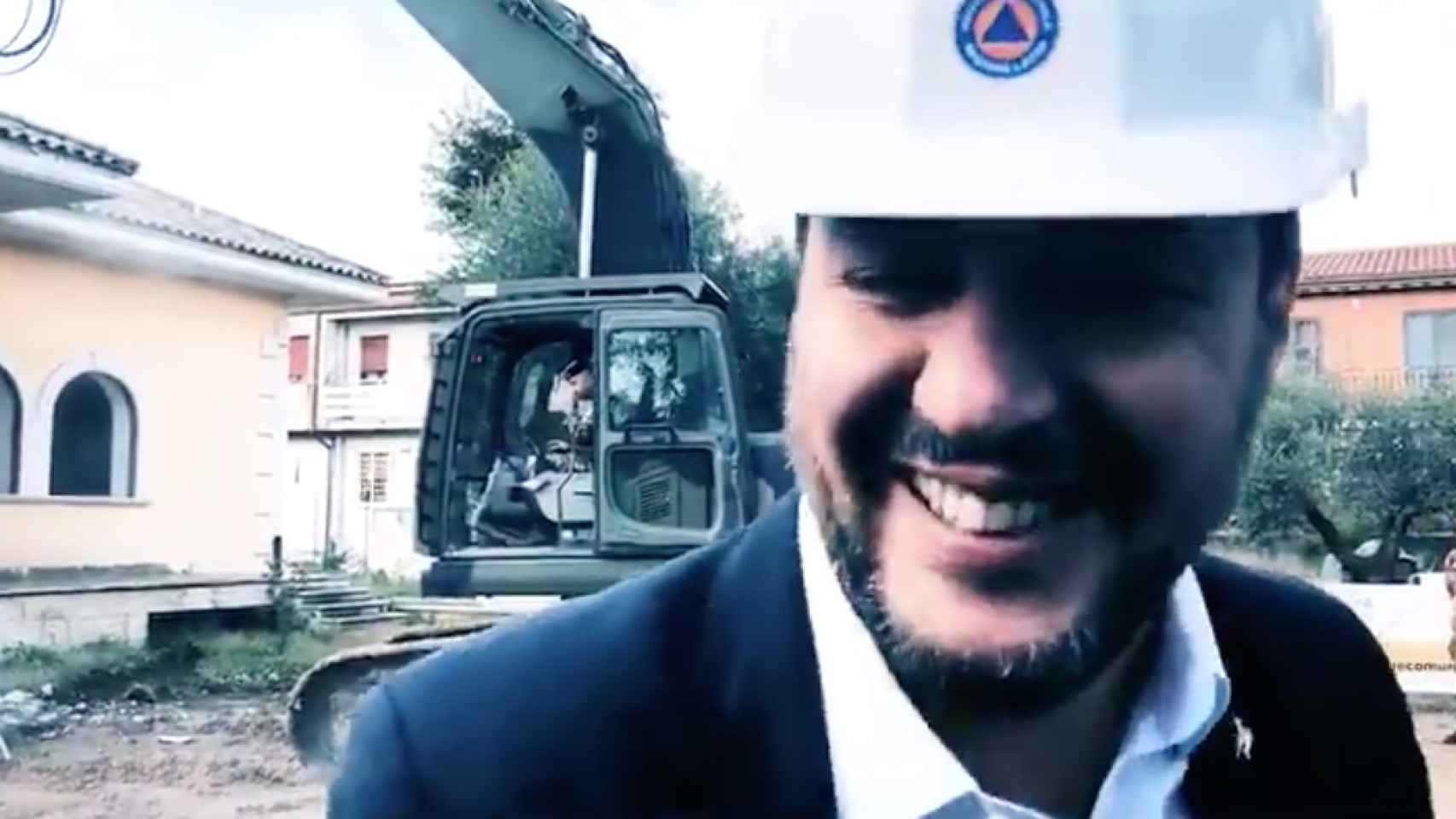 Imagen de Salvini tras bajar de la excavadora / Twitter