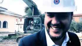 Imagen de Salvini tras bajar de la excavadora / Twitter