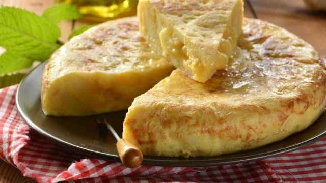 Una foto de archivo de una tortilla de patatas