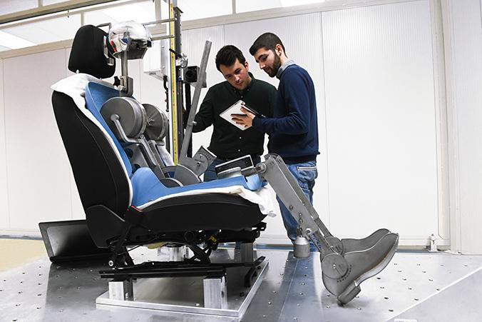 Ingenieros haciendo pruebas al asiento de un coche / SEAT