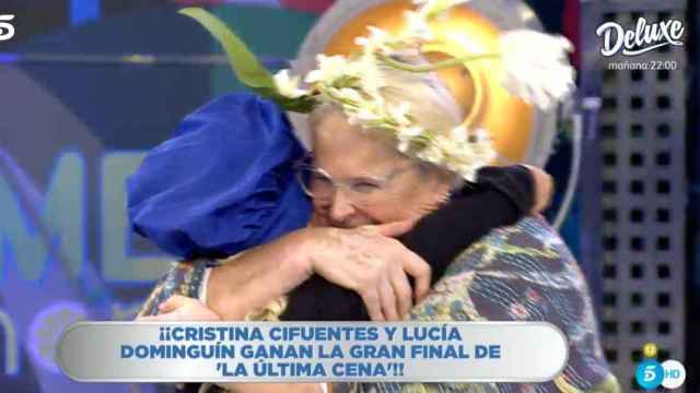 Cristina Cifuentes y Lucía Dominguín en 'La Última Cena' / MEDIASET