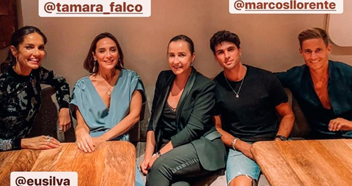 Eugenia Silva (i), Tamara Falcó (2i), Chus (c), Albert Illescas (2d) y Marcos Llorente (d) en un restaurante / INSTAGRAM
