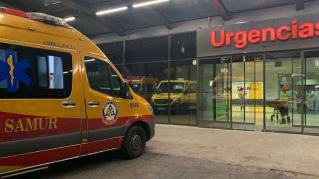 Una ambulancia del Samur Protección Civil a las puertas de un hospital / EP