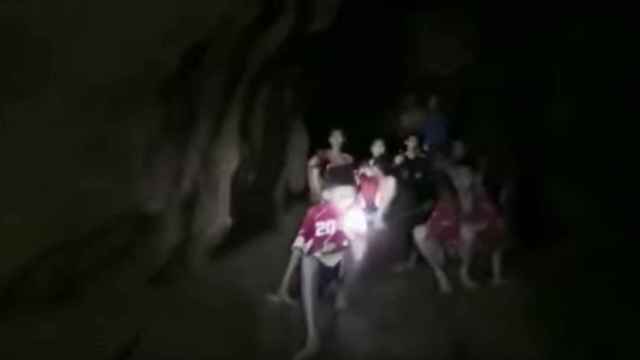Una foto de los niños atrapados en la cueva