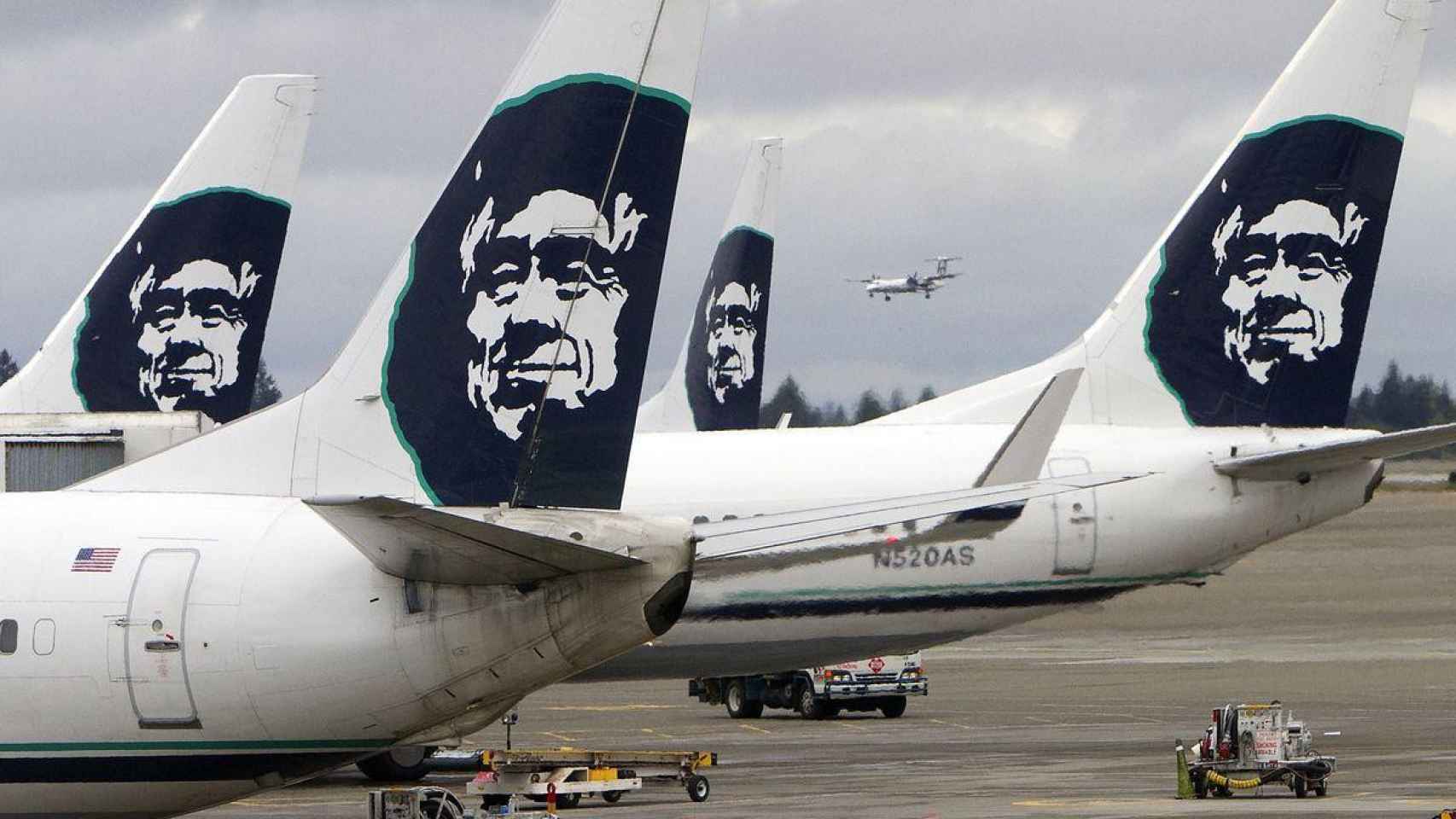 Una foto de archivo de varios aviones de Alaska Airlines