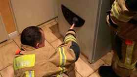 Los bomberos intentan salvar la vida del niño que se quedó encerrado en una caja fuerte / CD