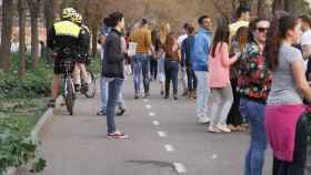 La policía municipal de Granada patrulla por la zona donde los adolescentes desaparecer