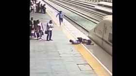 El guardia evitó que la mujer se arrojara al tren segundo antes de que pasara