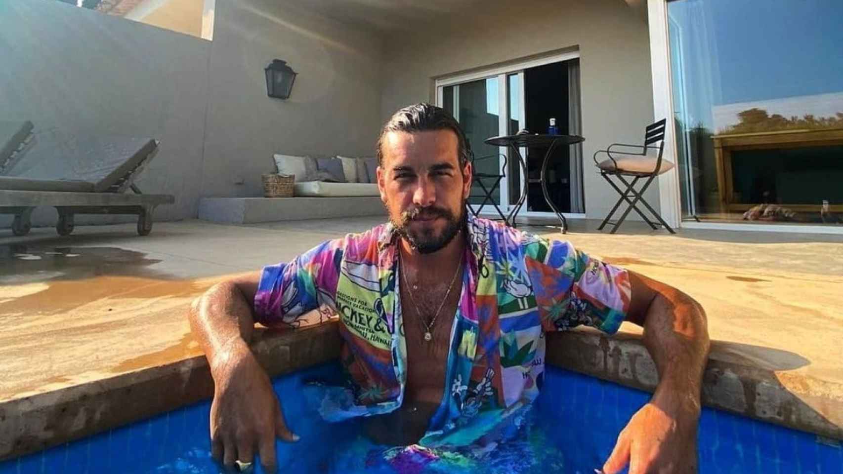 Mario Casas en la piscina de un hotel de vacaciones