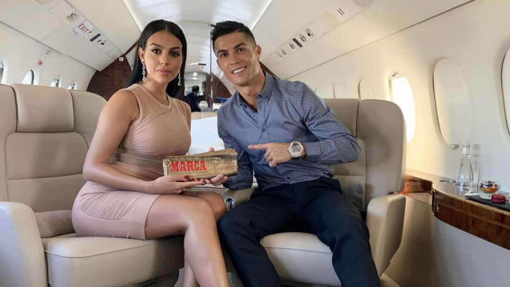 Georgina Rodríguez con Cristiano Ronaldo en el avión privado