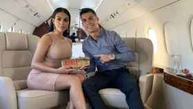 Georgina Rodríguez con Cristiano Ronaldo en el avión privado