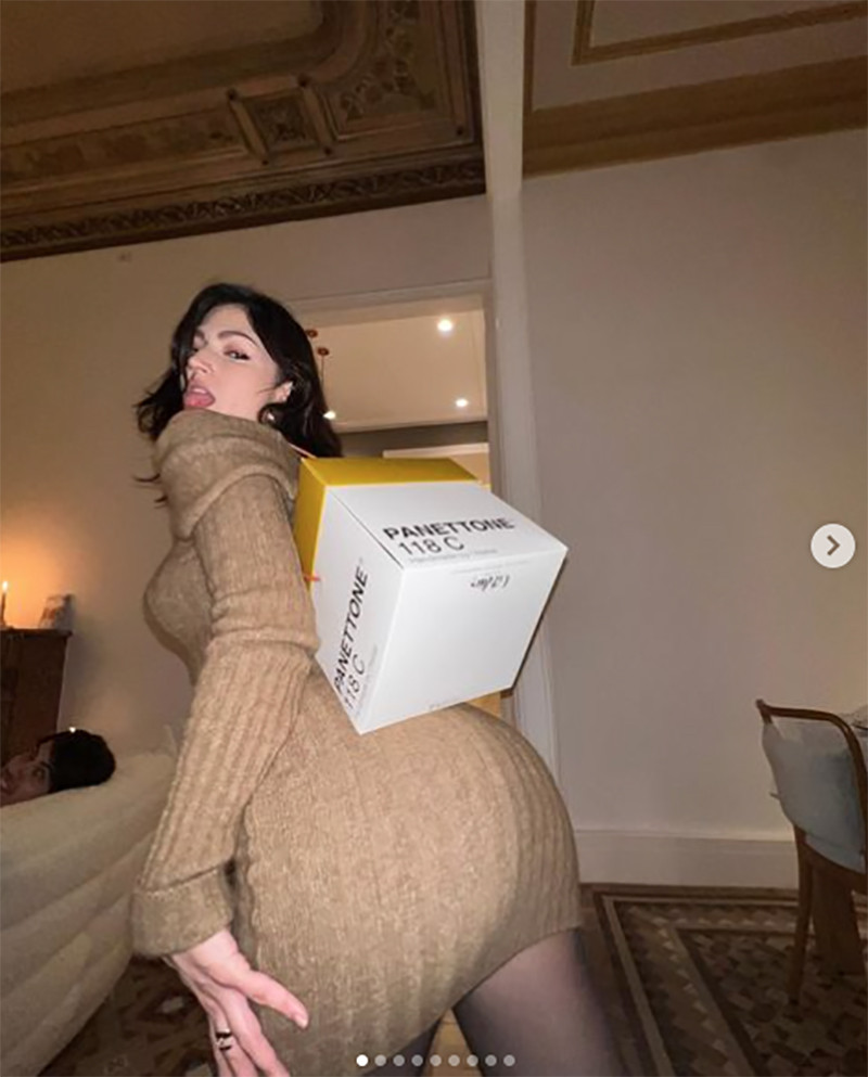 Úrsula Corberó, posando con un panettone en Instagram