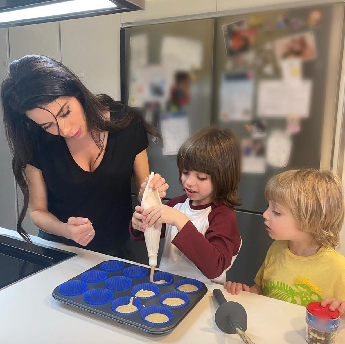 Pilar Rubio entretiene a sus hijos haciendo pasteles