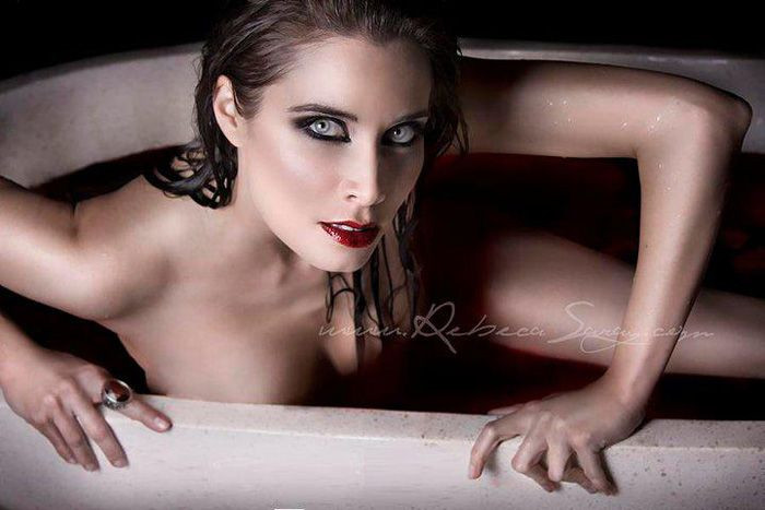 Pilar Rubio, desnuda en una bañera