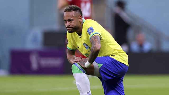 Neymar se apoya sobre su rodilla, durante el partido de Brasil contra Serbia / EFE