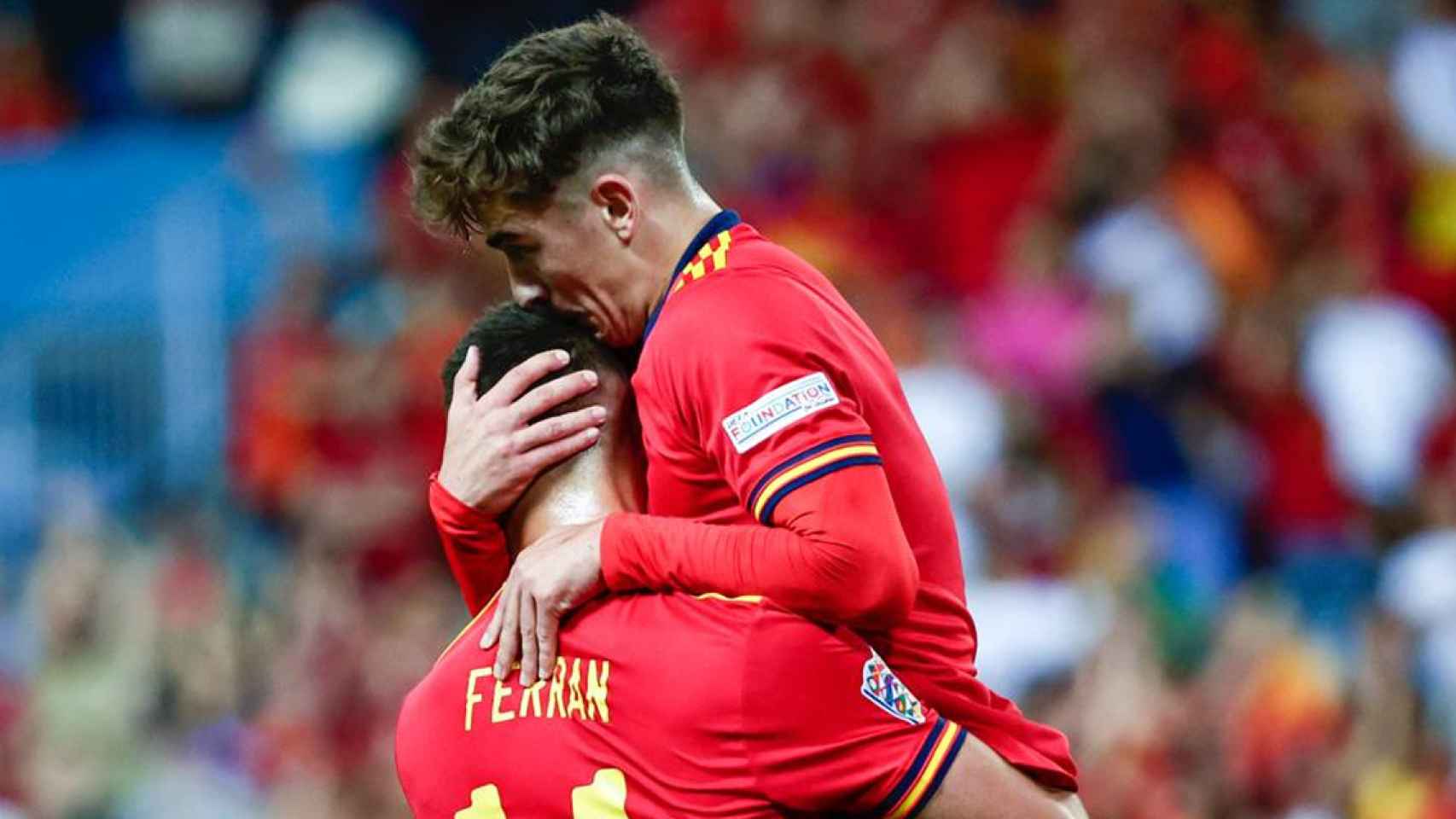 El abrazo entre Ferran Torres y Gavi, durante la victoria de España contra República Checa / SeFutbol
