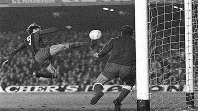 Gol de Johan Cruyff a Reina en la temporada 1973 74 : REDES