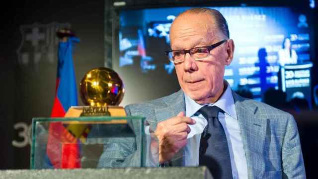 Luis Suárez con su Balón de Oro ganado en 1960 / FC Barcelona