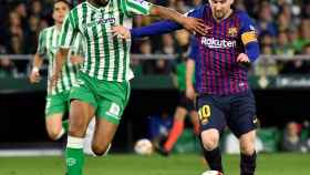 Messi conduce el balón ante la oposición del defensa del Betis Sidnei / EFE