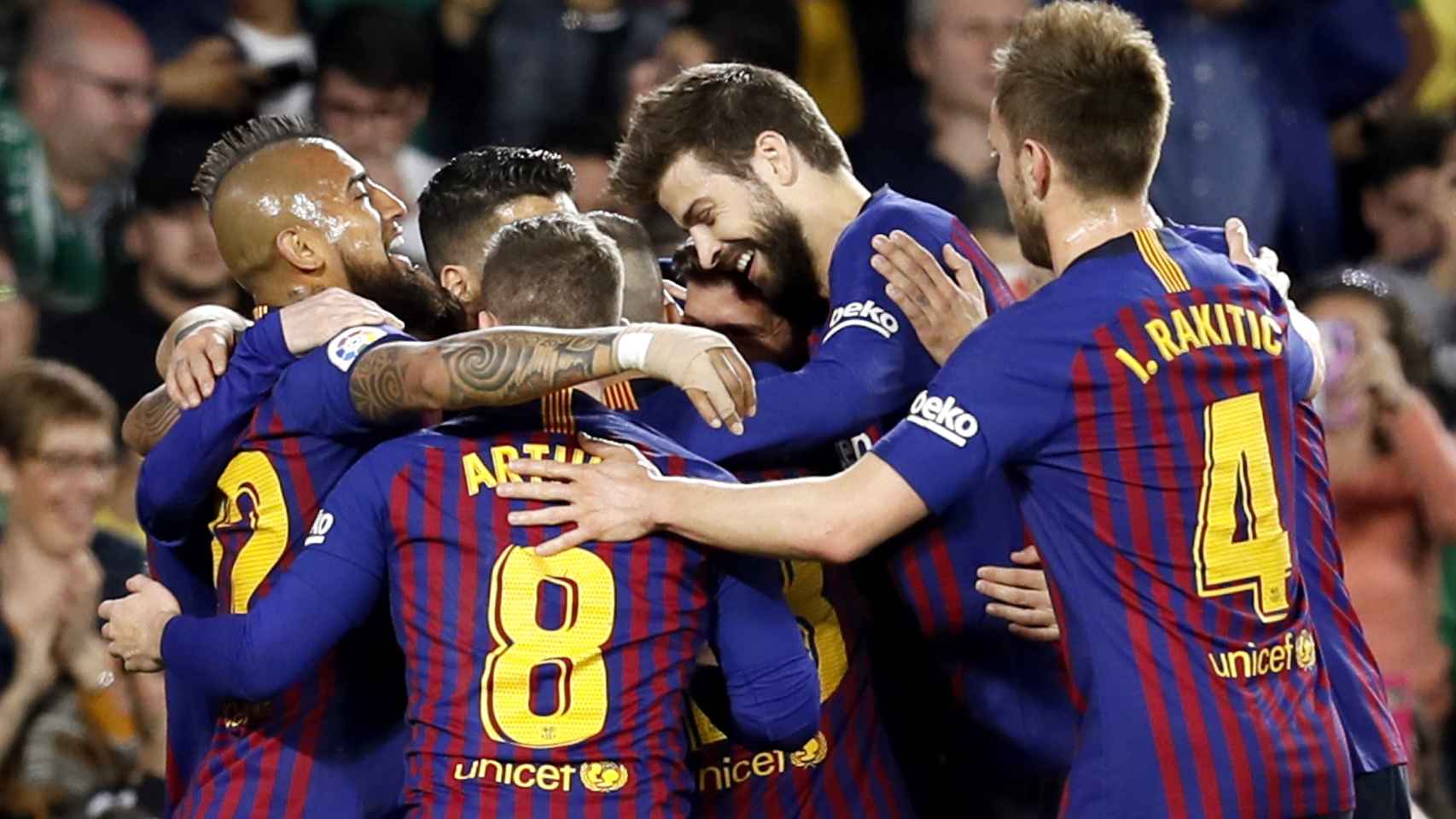 Los jugadores del Barça celebran el primer gol de Messi al Betis / EFE